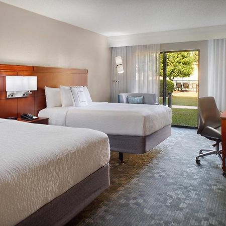 Courtyard By Marriott Fayetteville Exterior photo
