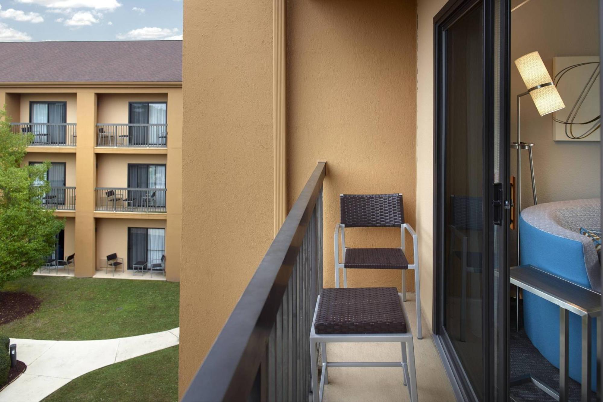 Courtyard By Marriott Fayetteville Exterior photo