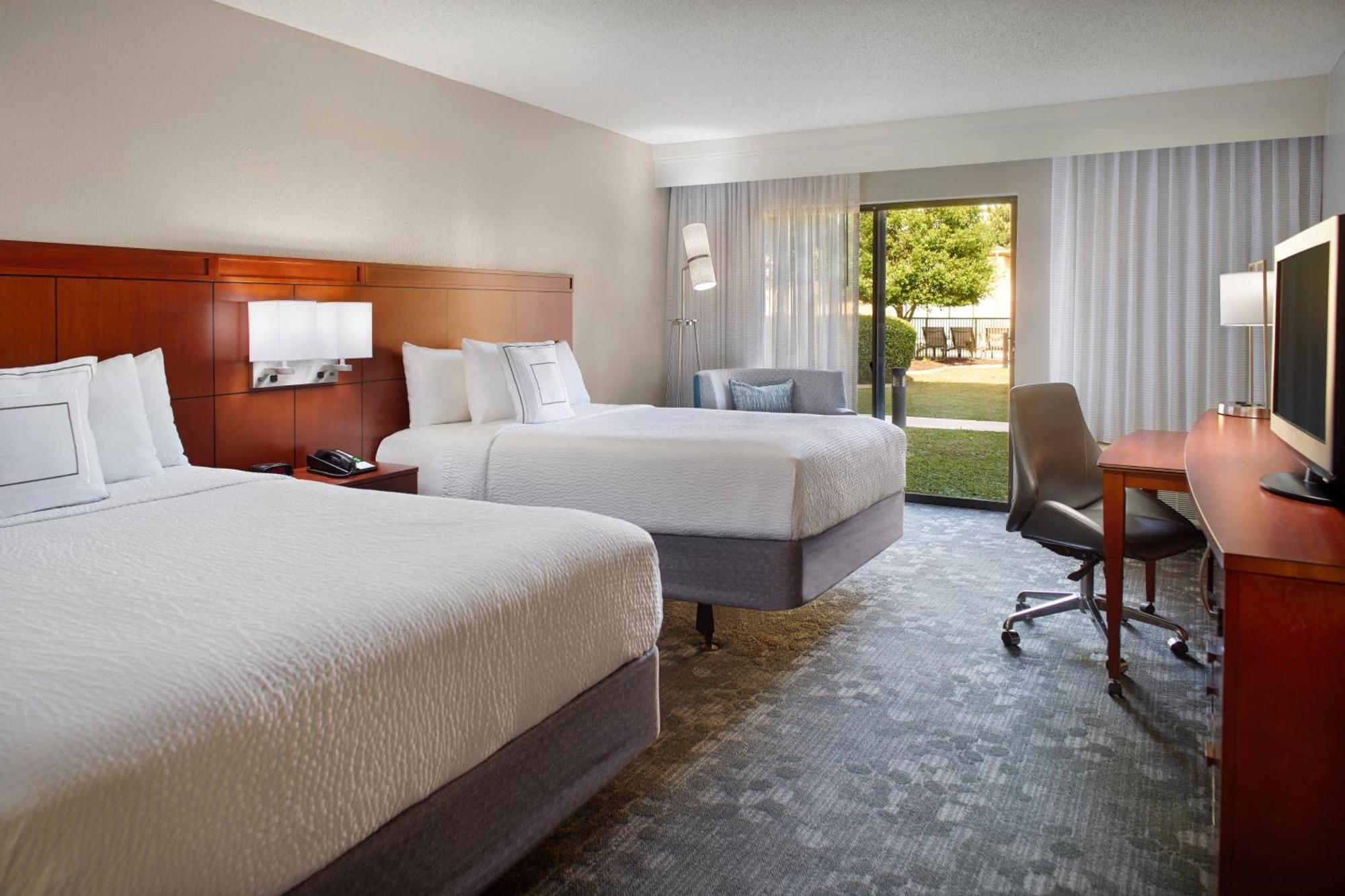 Courtyard By Marriott Fayetteville Exterior photo