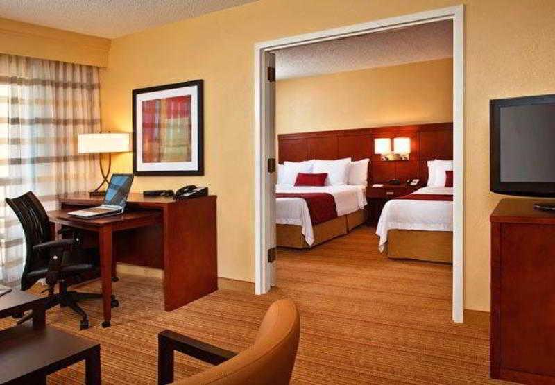Courtyard By Marriott Fayetteville Room photo