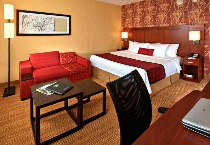 Courtyard By Marriott Fayetteville Exterior photo